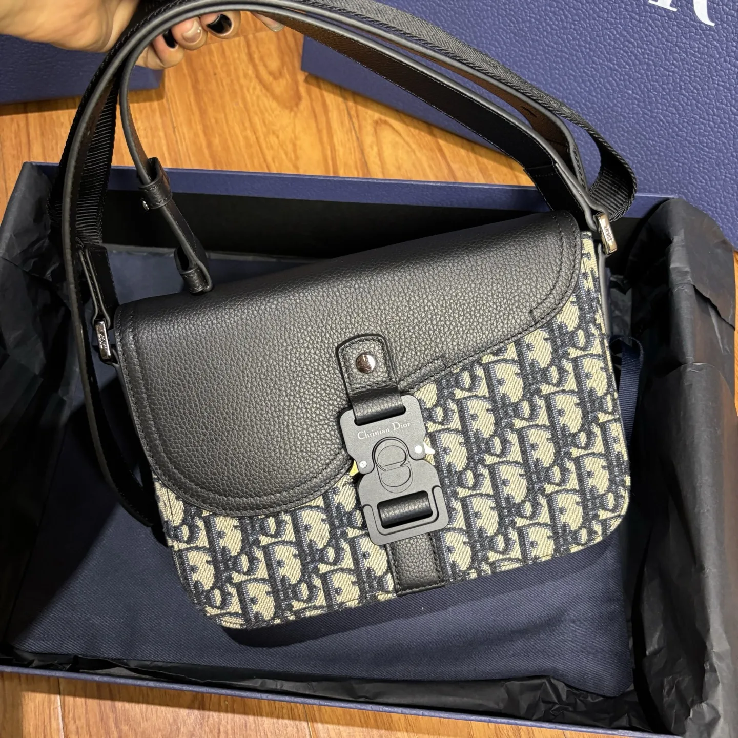 M9 디올 스몰 새들 플랩 메신저백 1ADPO049YKS  23 x 17.5 x 6cm