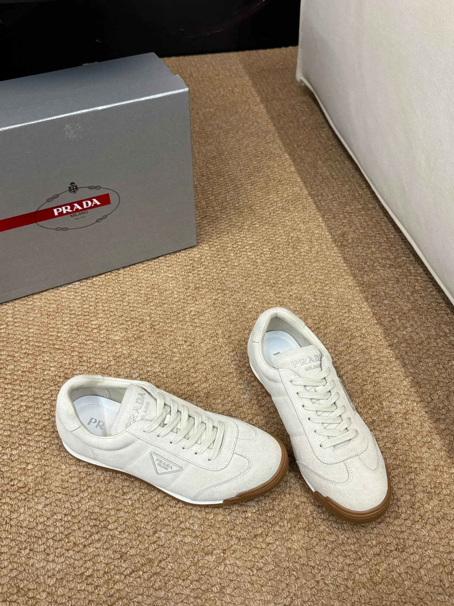 프라다 25ss 레인 레더 스니커즈