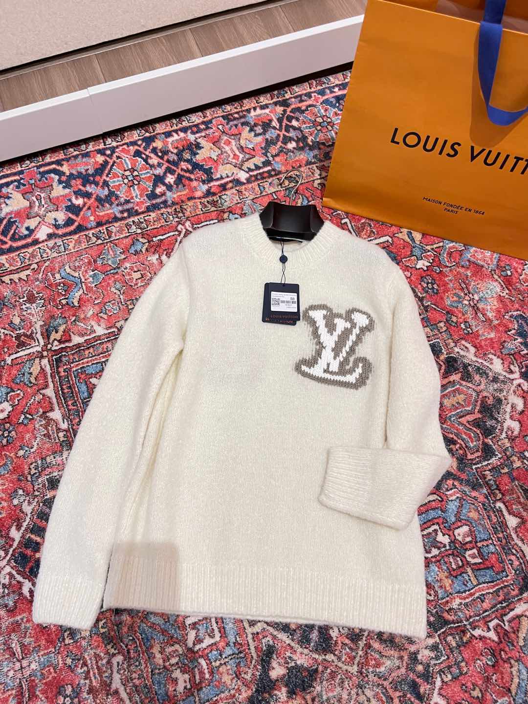 1AIWEJ LV 인따르시아 크루넥