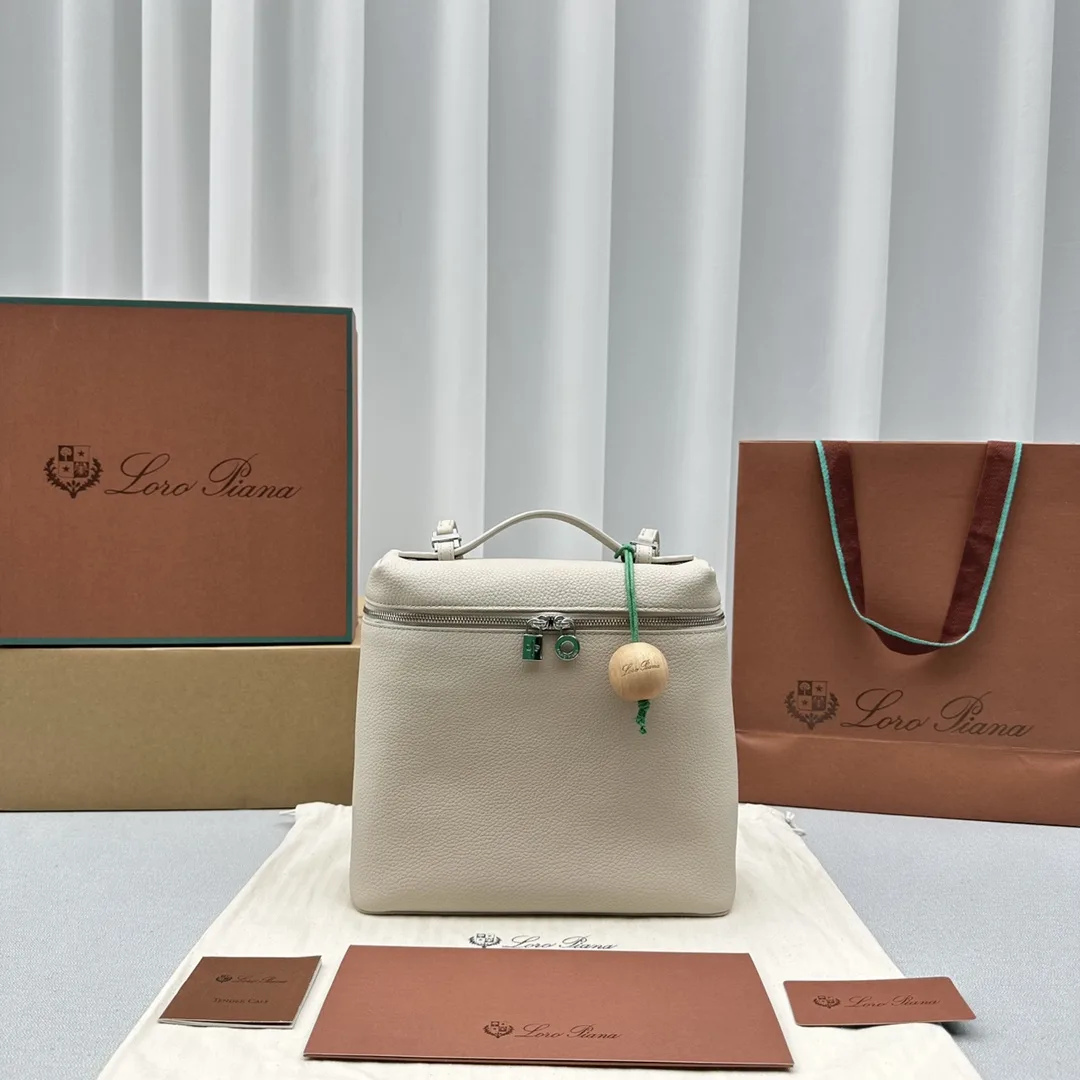Loro Piana L23.5 백팩  23×8X 22cm