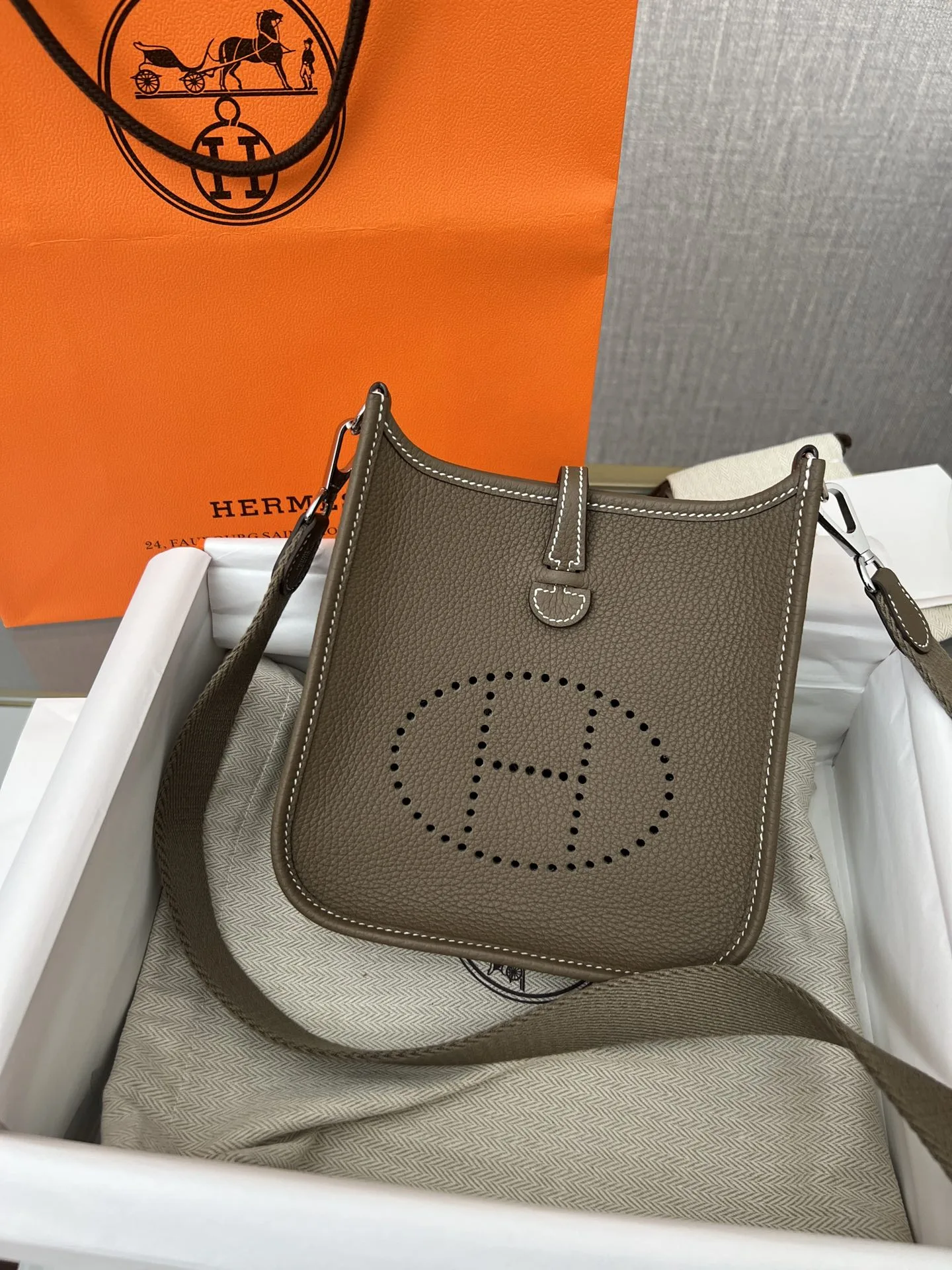 M9 Herme* Evelyne 16 bag