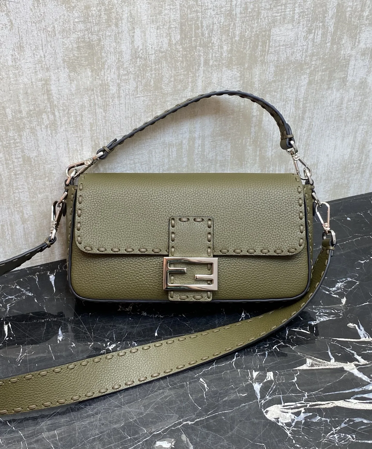 펜디 바게트 미디움 백 8BR600 27-6-15 cm
