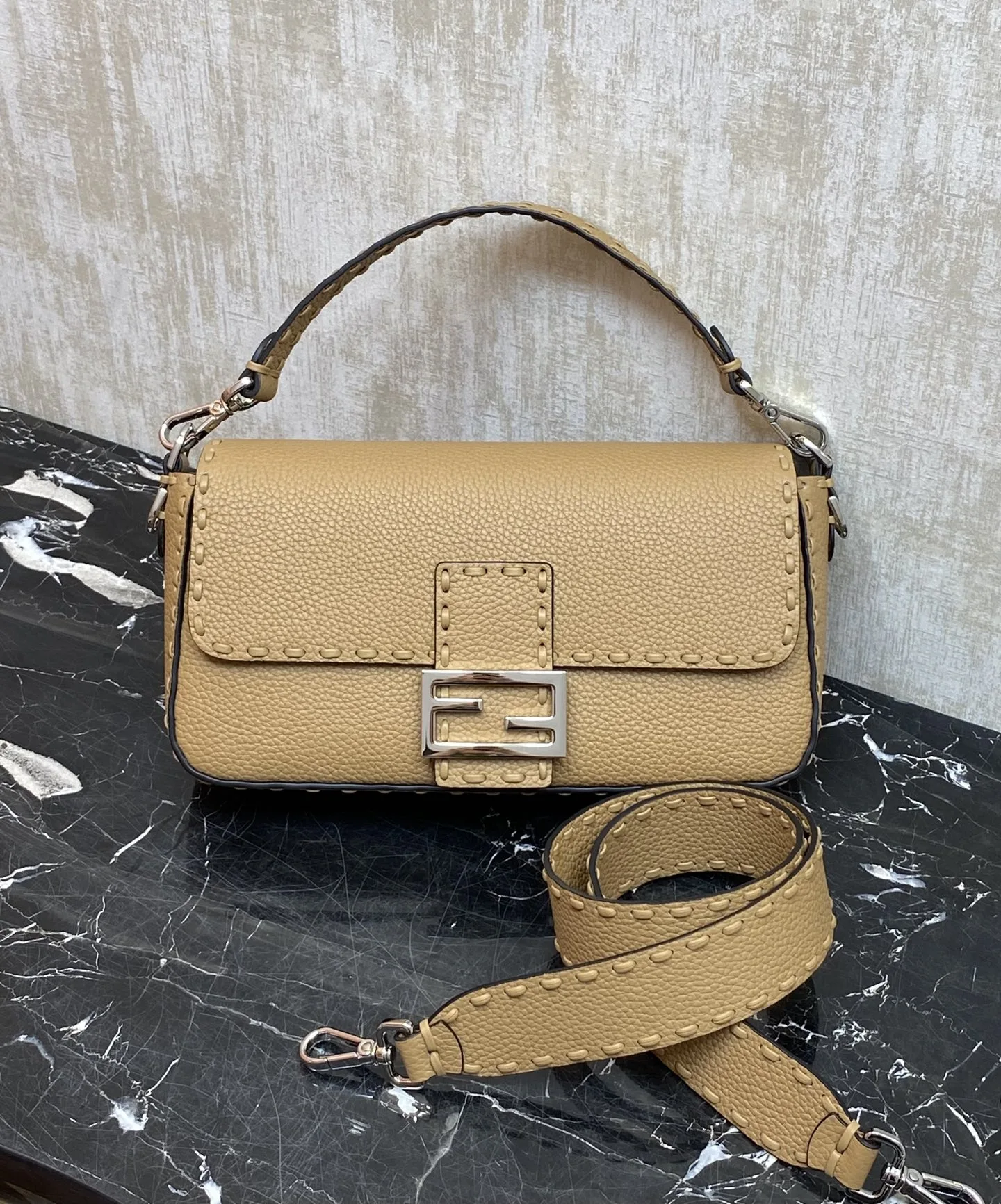 펜디 바게트 미디움 백 8BR600 27-6-15 cm