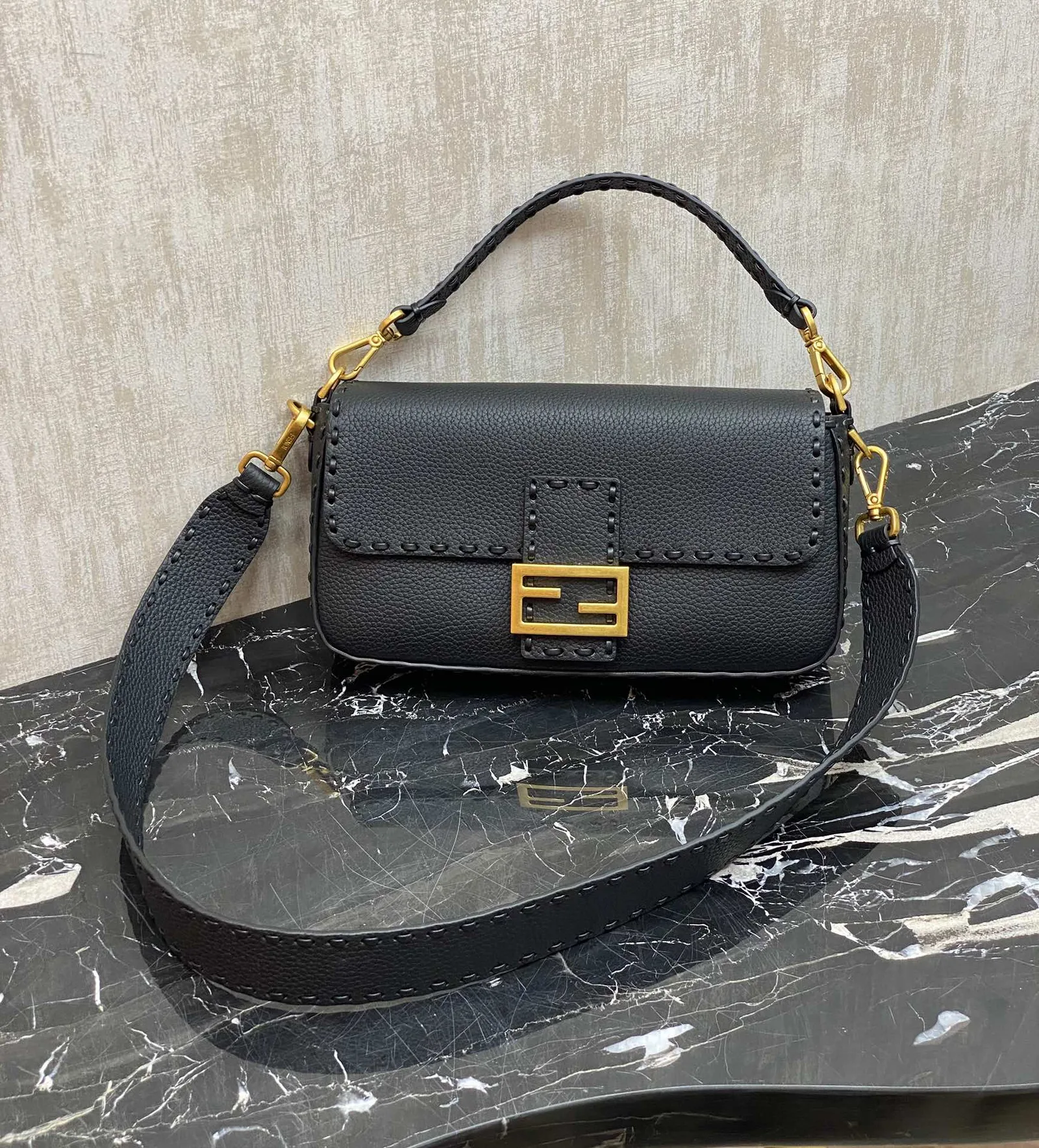 펜디 바게트 미디움 백 8BR600 27-6-15 cm