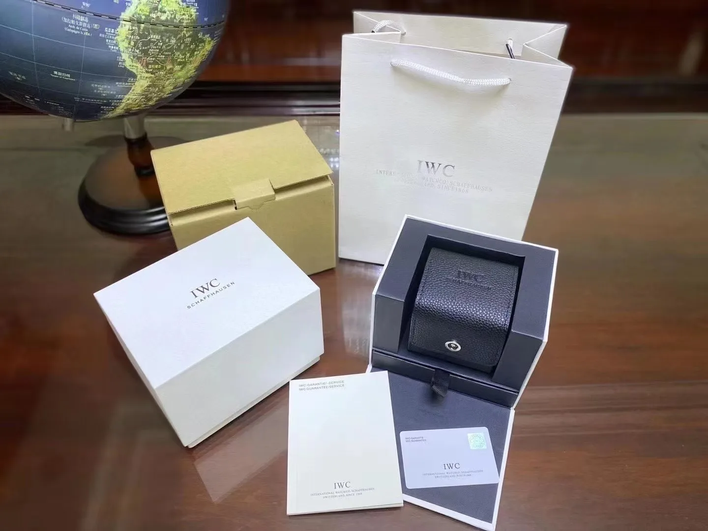 IWC  패키지 박스