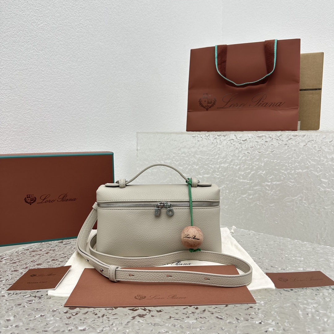 로로피아나   Extra pocket L19  백 19×7×12cm