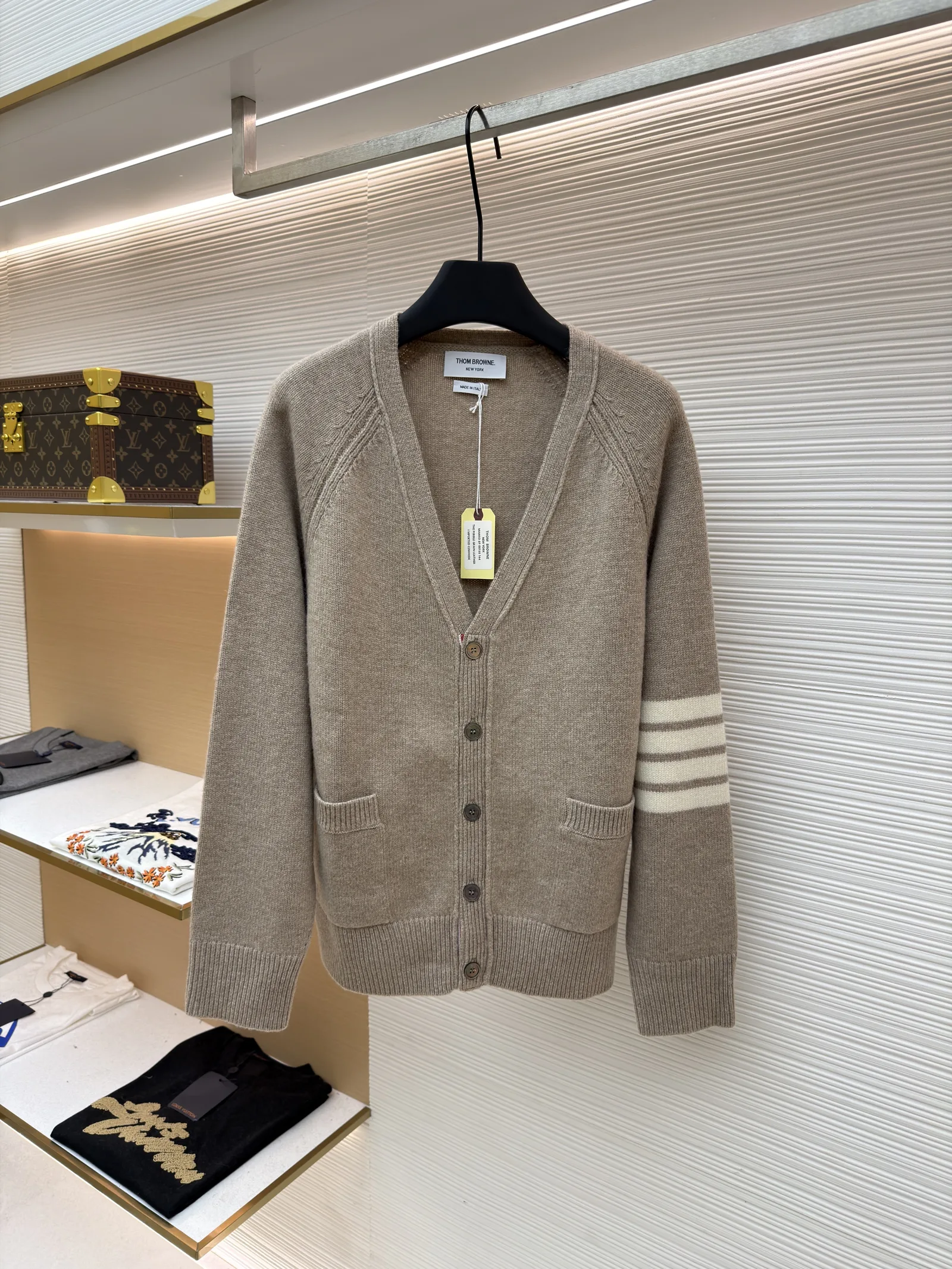 Thom Browne 셔틀랜드 울 4-바 릴렉스 핏 브이넥 카디건