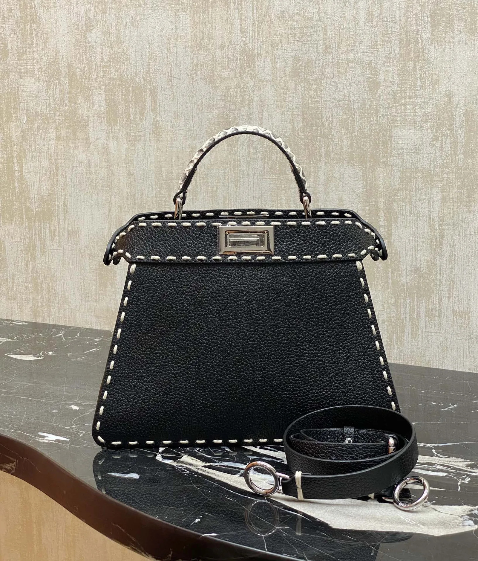 FENDI 스몰 피카부peekaboo  ISeeU 27 X 23 X 11 cm