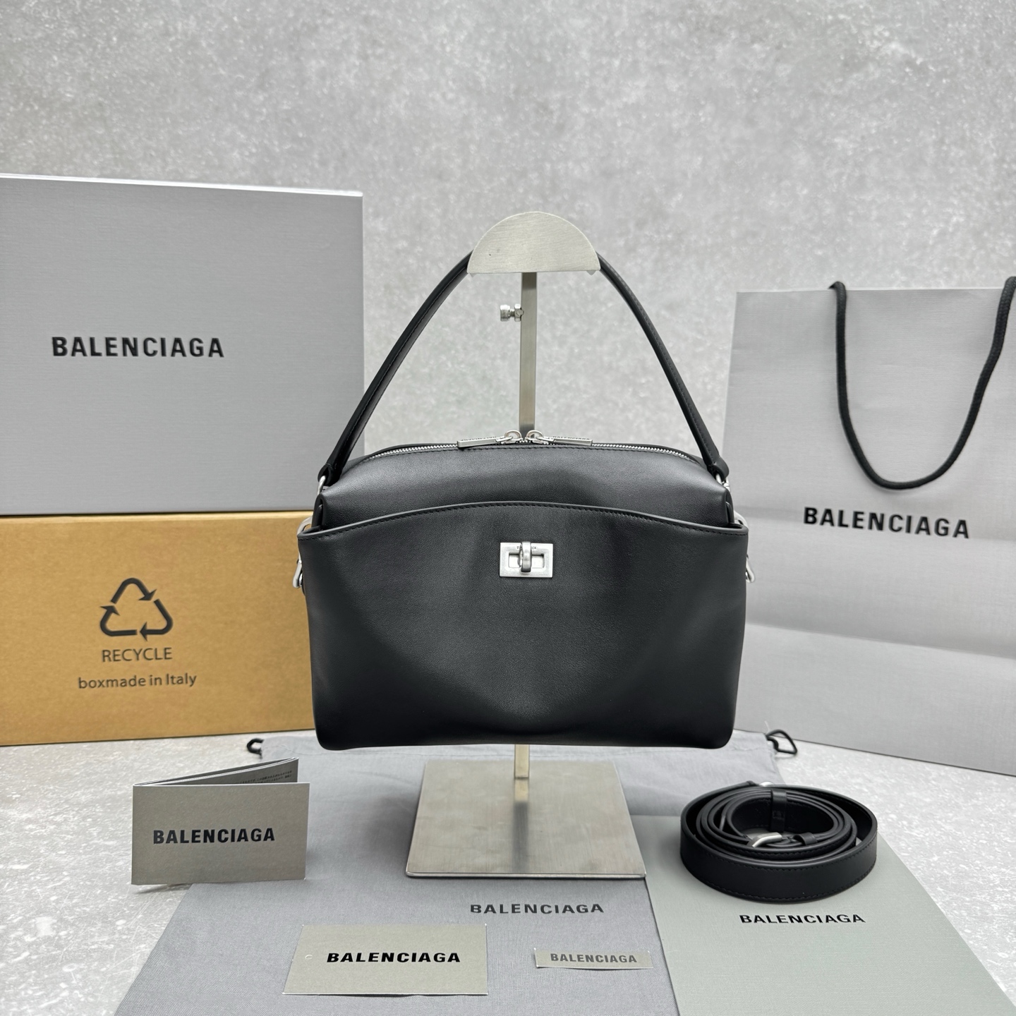 Balenciaga  로데오 카메라백  24×8×19cm