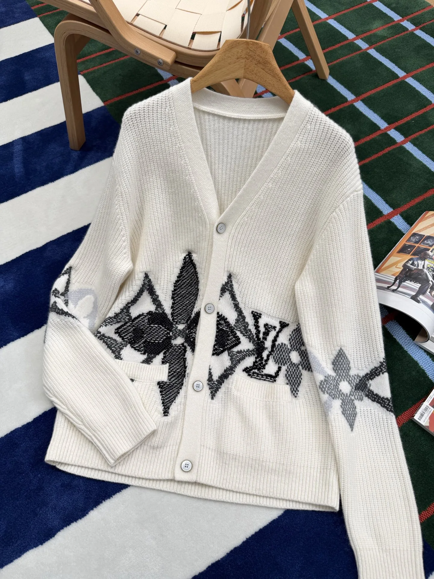 1AJBX7 LV SKI 그래픽 니티드 가디건