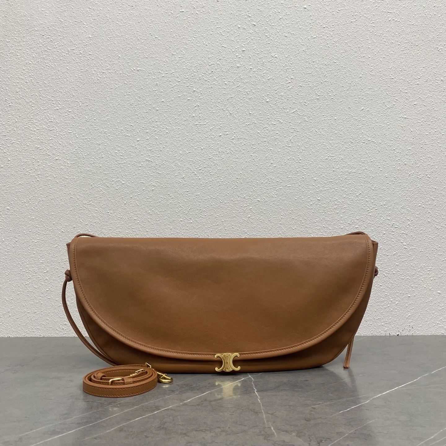 셀린느 하프문 소프트 트리옹프 백 서플 샤이니 램스킨 소프트 탄  46x19x10cm