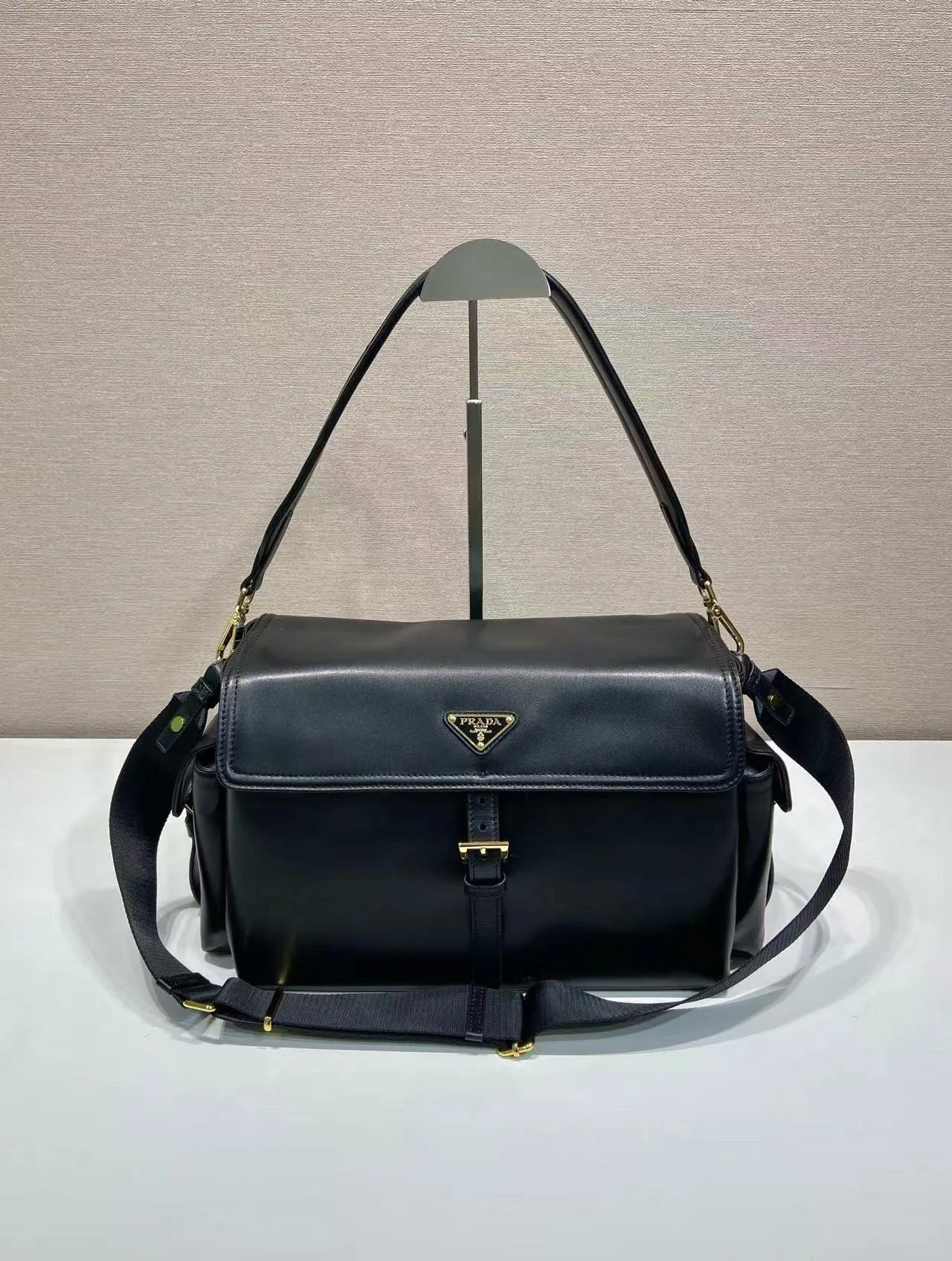 프라다 25FW 익스플로어 라지 리나일론 숄더백  1BD391 37.5*19*12cm