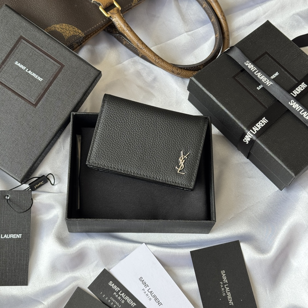 Saint Laurent Cassandre Shadow 그레인 가죽 동전 지갑