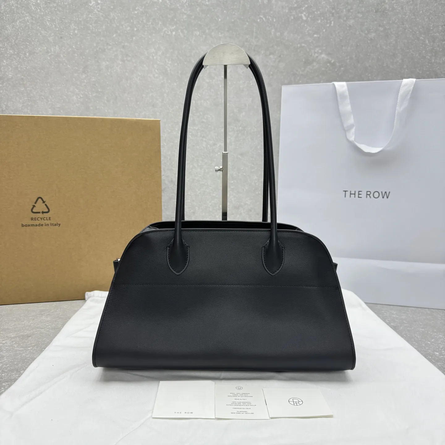 THE  ROW Margaux EW Shoulder 12  가죽 백  38x18x23cm