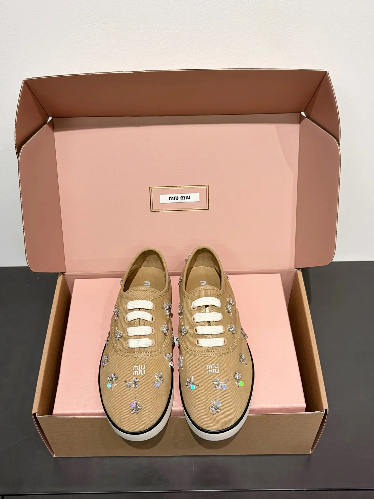 미우미우 Crystal Embellished Low Top Canvas  스니커즈
