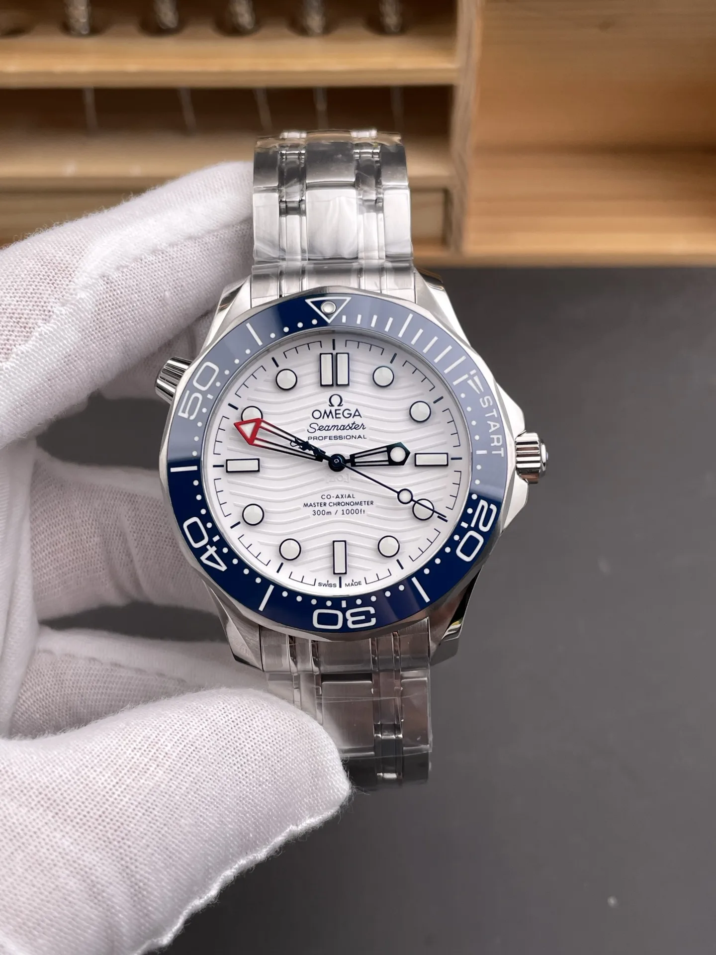 VS | 8806 무브먼트｜42mm l 오메가 씨마스터 다이버 300M