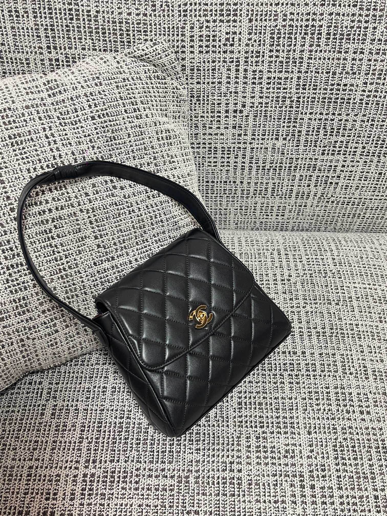 샤 ƆC 넬   Vintage  Lambskin Handbag   22X20X8.5