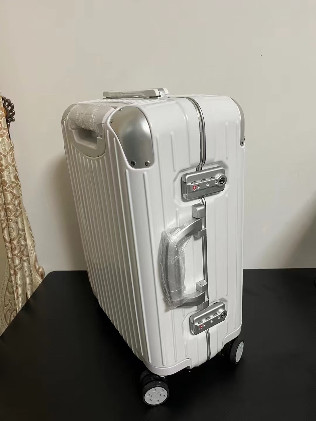 리모와 Hybrid  Cabin 55X40X23cm