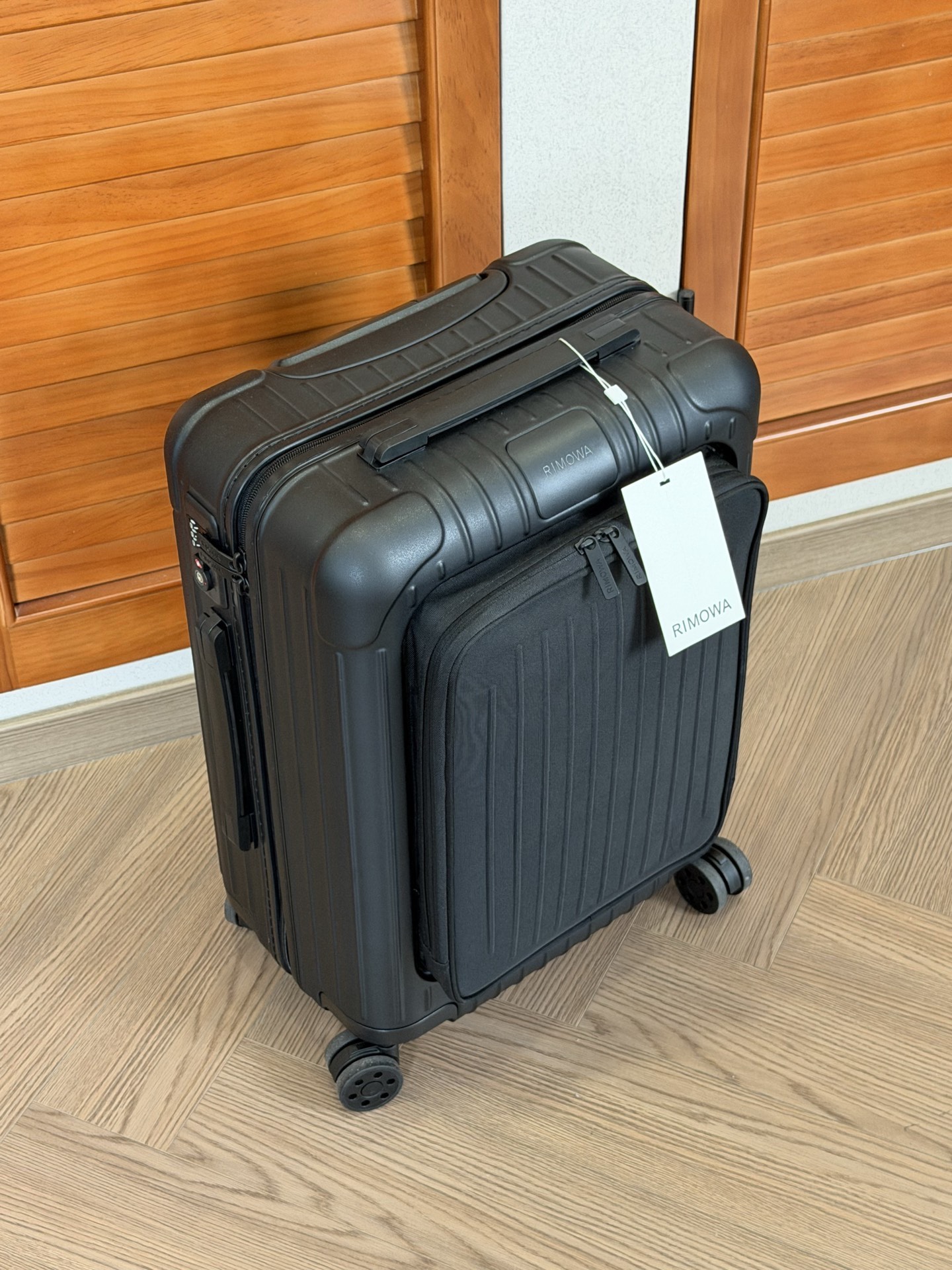 리모와 Essential Sleeve  Cabin 55X39X23cm