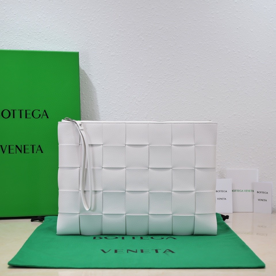 BOTTEGA VENETA 보테가베네타 22FW 카세트 클러치  35x25cm