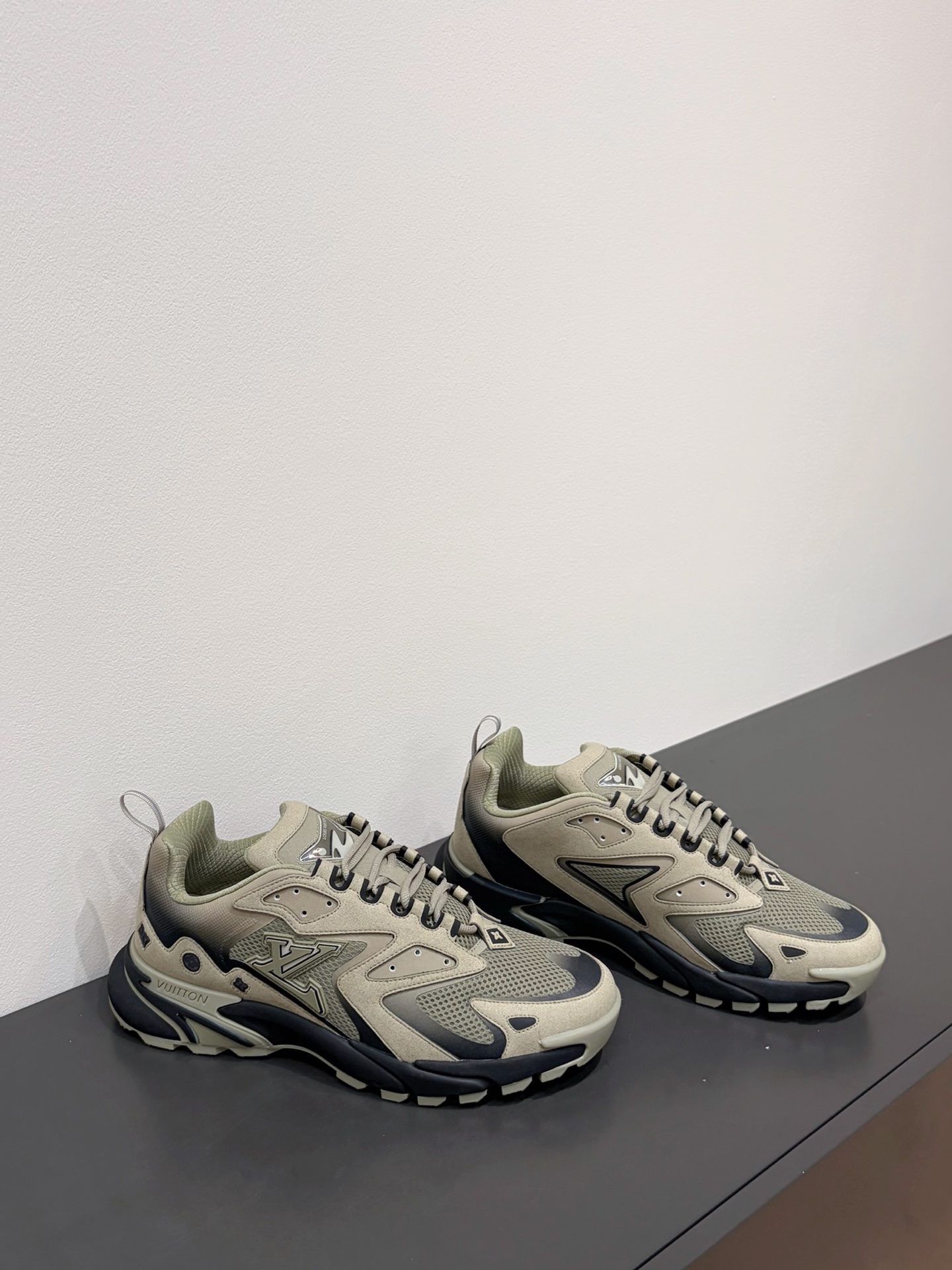 1AJAQ4 LV Tatic Runner Sneaker