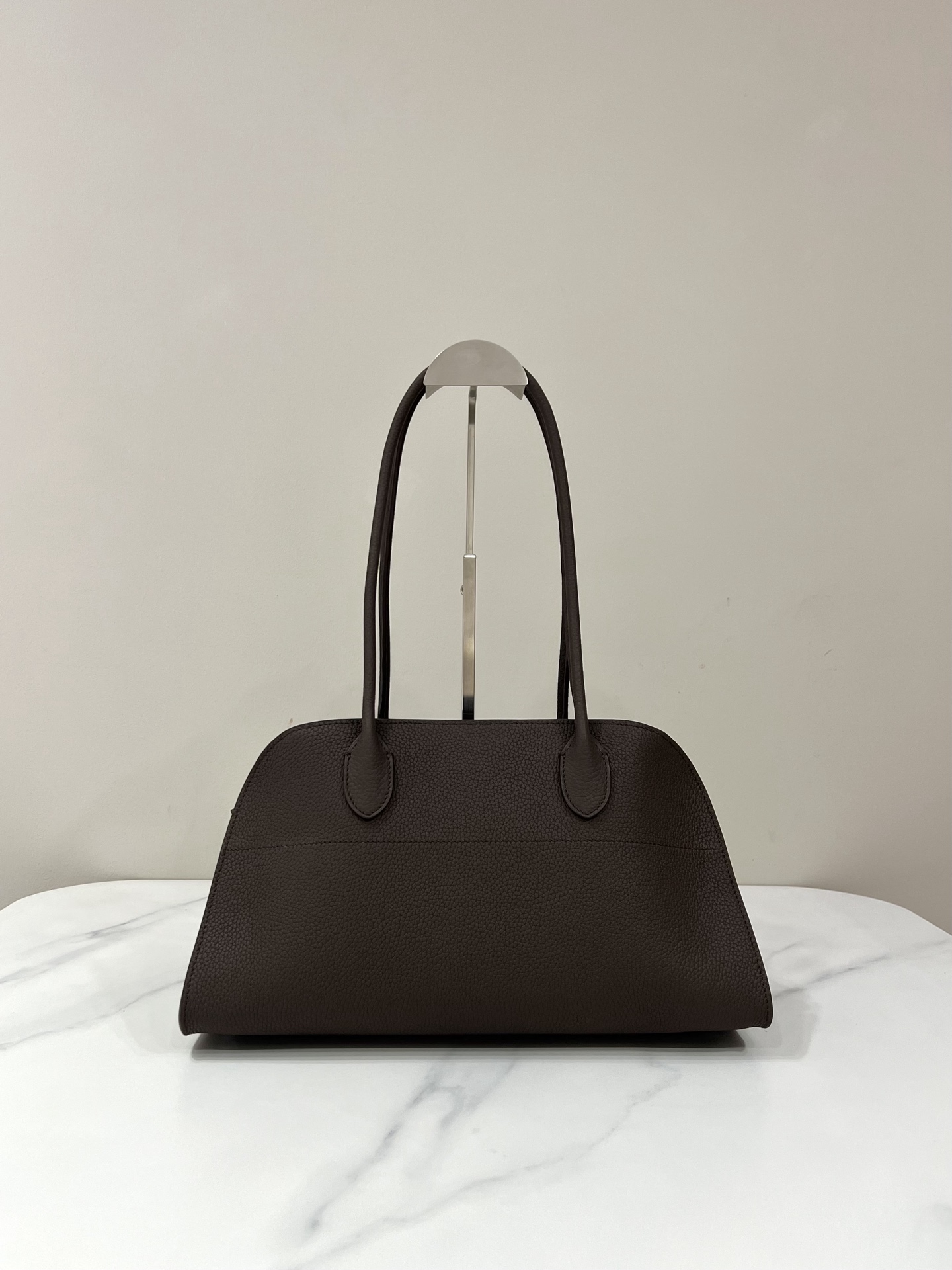 THE  ROW Margaux EW Shoulder 12  가죽 백  38x18x23cm