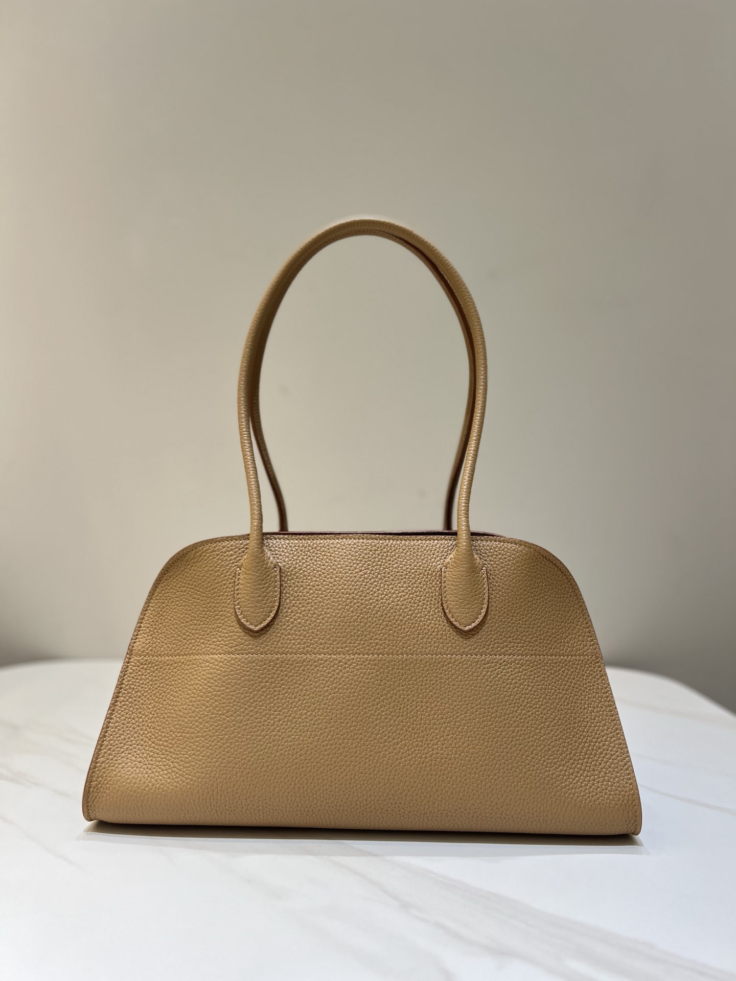 THE  ROW Margaux EW Shoulder 12  가죽 백  38x18x23cm