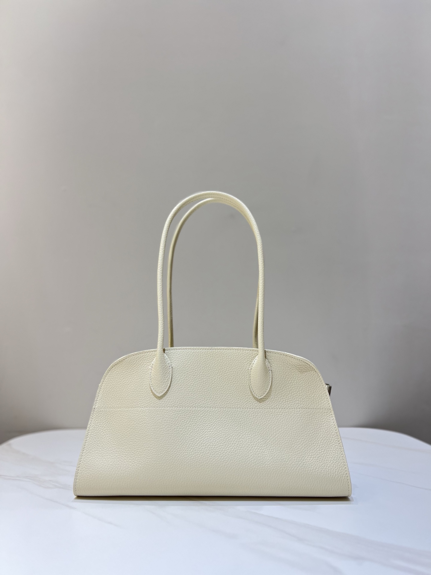 THE  ROW Margaux EW Shoulder 12  가죽 백  38x18x23cm