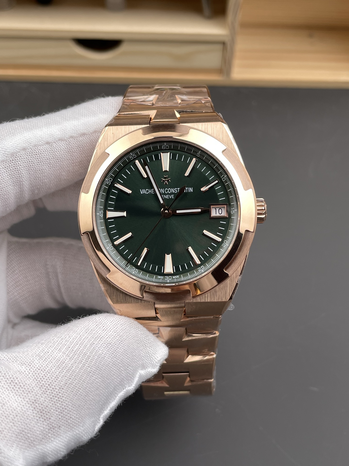 8F｜Cal.5100 무브먼트｜41mm｜바쉐론 콘스탄틴 오버시즈 4500V