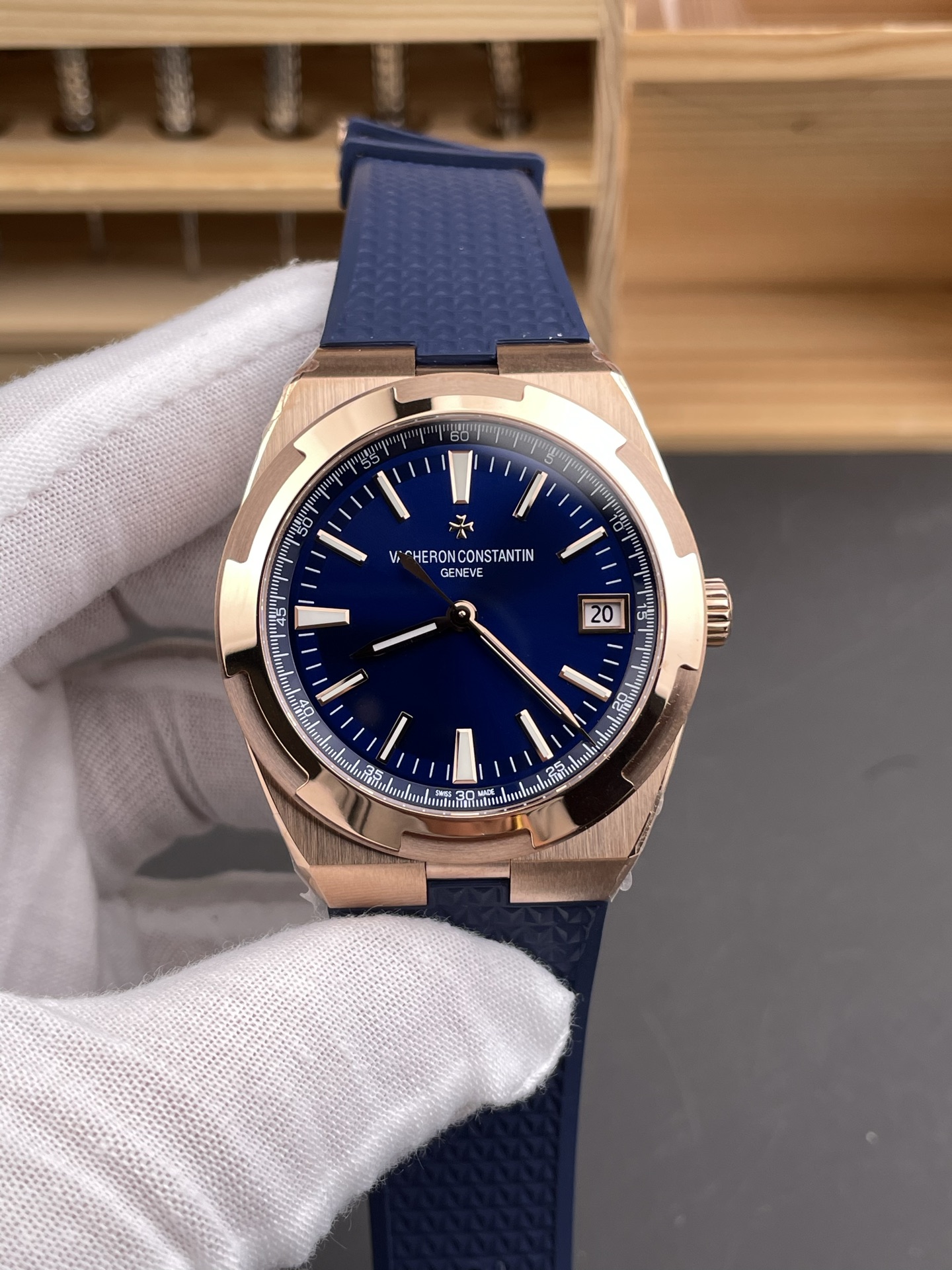 8F｜Cal.5100 무브먼트｜41mm｜바쉐론 콘스탄틴 오버시즈 4500V