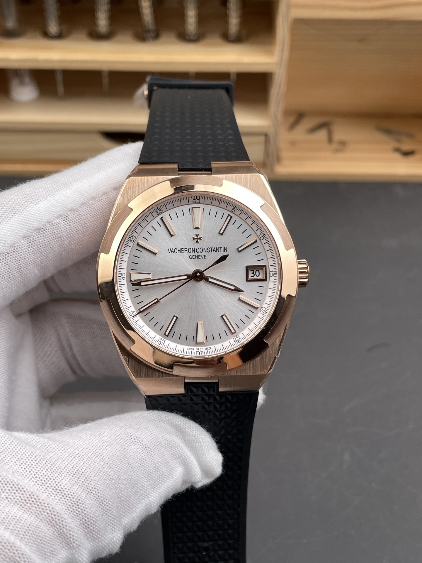 8F｜Cal.5100 무브먼트｜41mm｜바쉐론 콘스탄틴 오버시즈 4500V