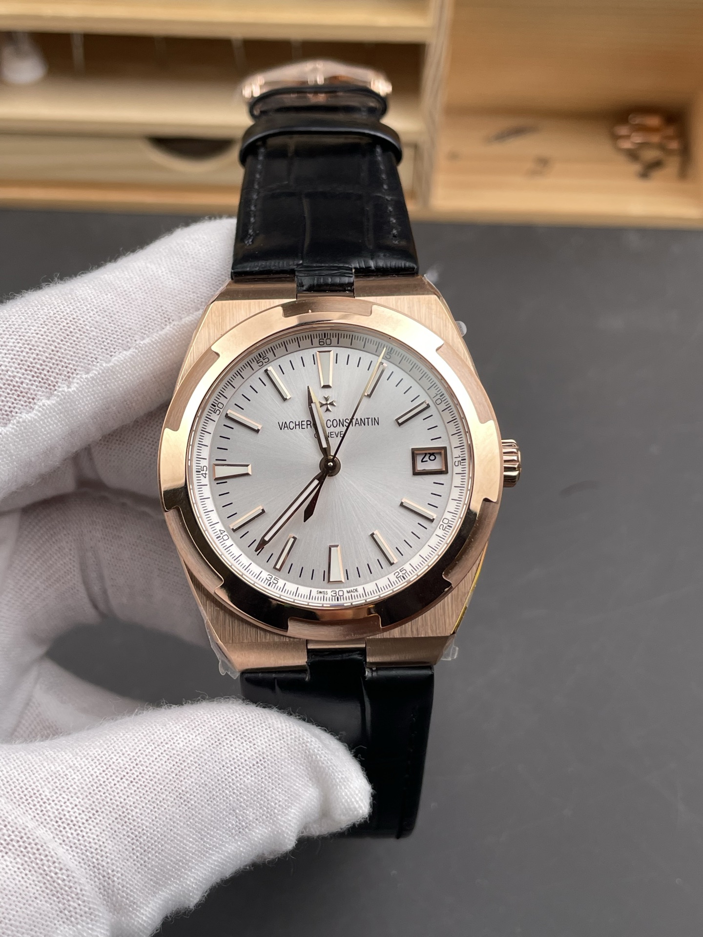 8F｜Cal.5100 무브먼트｜41mm｜바쉐론 콘스탄틴 오버시즈 4500V