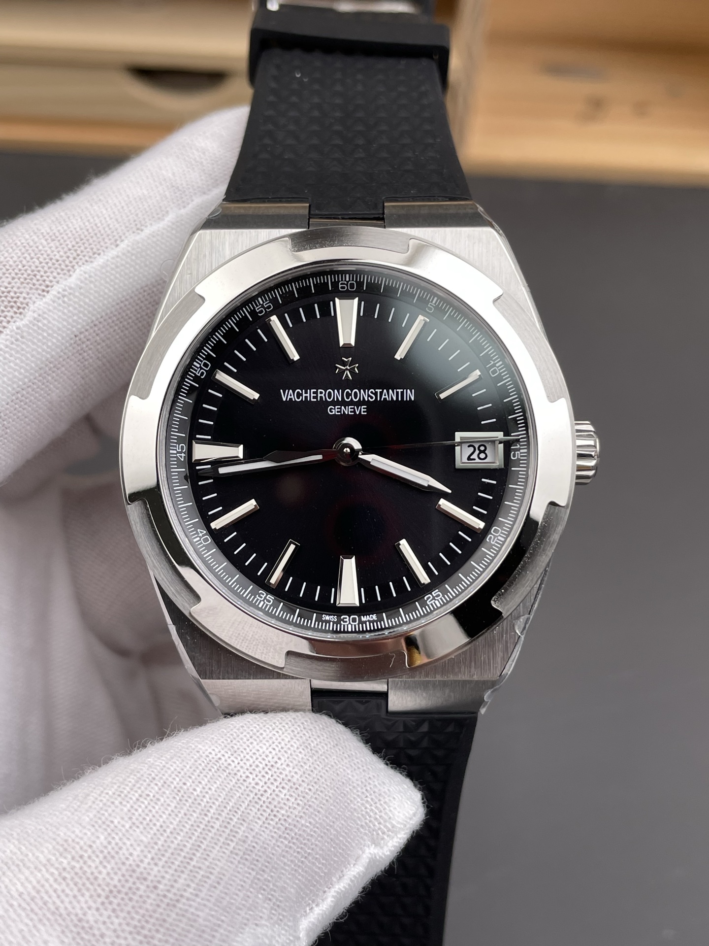 8F｜Cal.5100 무브먼트｜41mm｜바쉐론 콘스탄틴 오버시즈 4500V