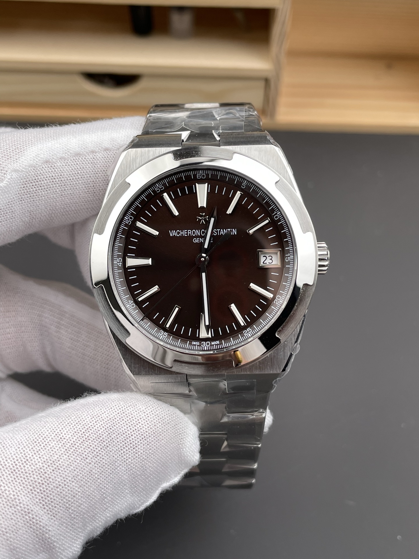 8F｜Cal.5100 무브먼트｜41mm｜바쉐론 콘스탄틴 오버시즈 4500V