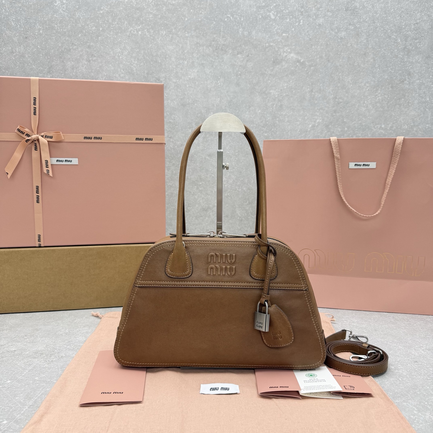 Miu Miu 미우미우 비방 나파 가죽 백 32x19.5x10.5cm