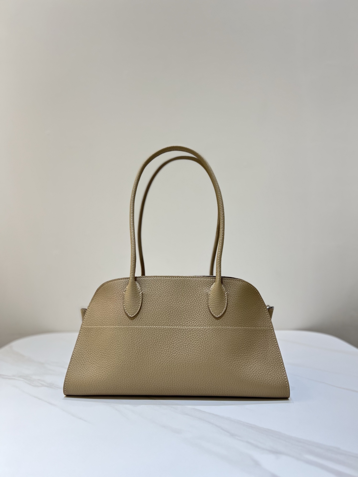 THE  ROW Margaux EW Shoulder 12  가죽 백  38x18x23cm